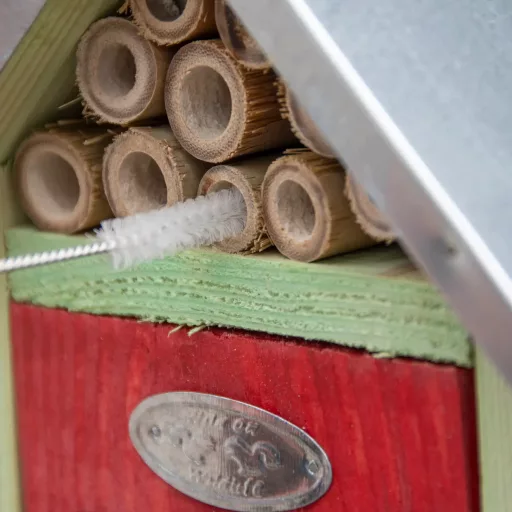 Rovarhotel M - tisztító kefével - 19x29 cm 