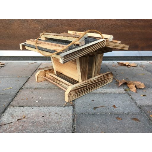 Madáretető 31x26x20cm önetető funkcióval