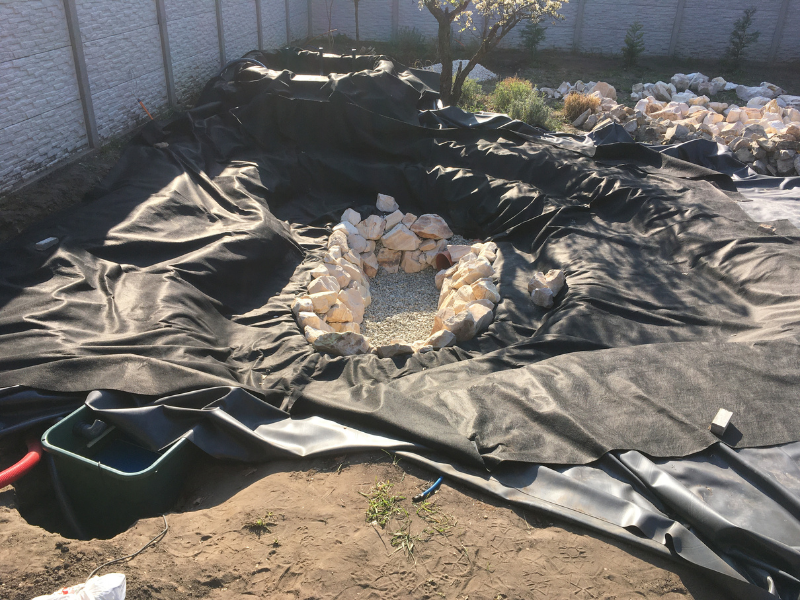 Kertito_meder_belso_szikla_tamfal_epitese_2